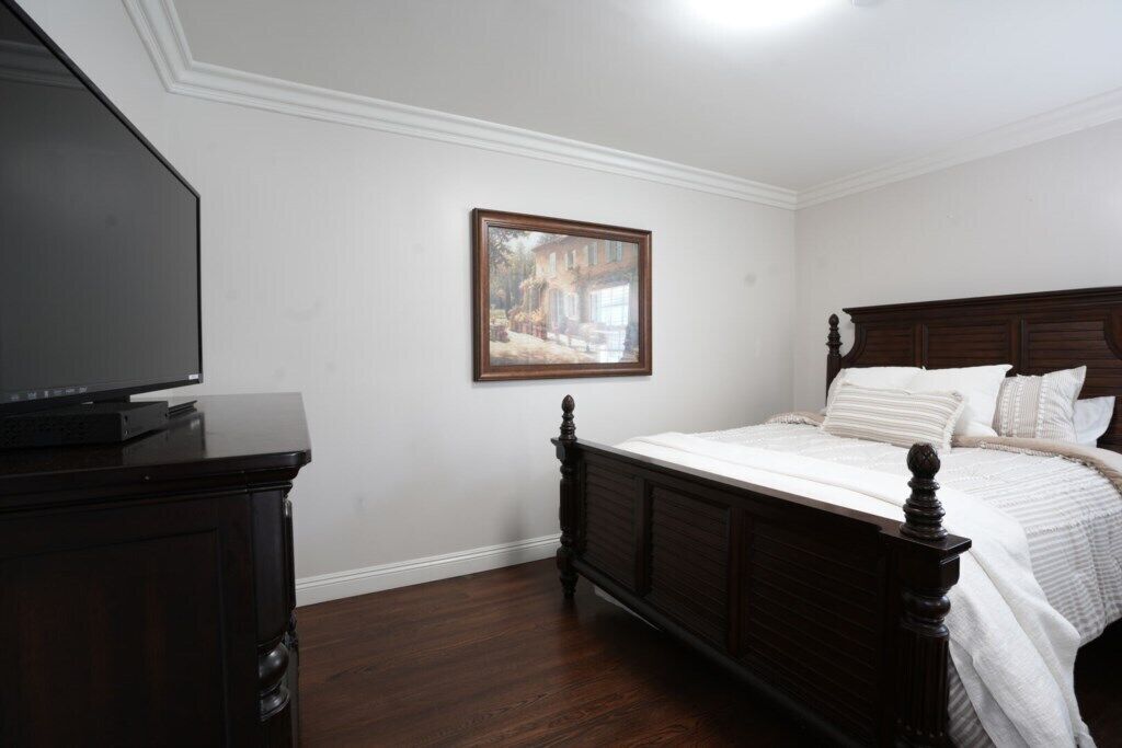5 bedrooms, individually decorated, individually furnished, bed sheets