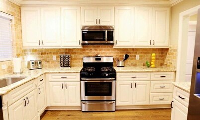 Fantastic 6 bedroom, 4.5 bath home (4 master Suites), pool home