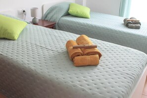 2 chambres, coffre-fort, fer et planche Ă repasser