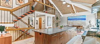 Artful Stay: Spacious Smart Home with LED Art - 10+