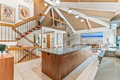 Artful Stay: Spacious Smart Home with LED Art - 10+