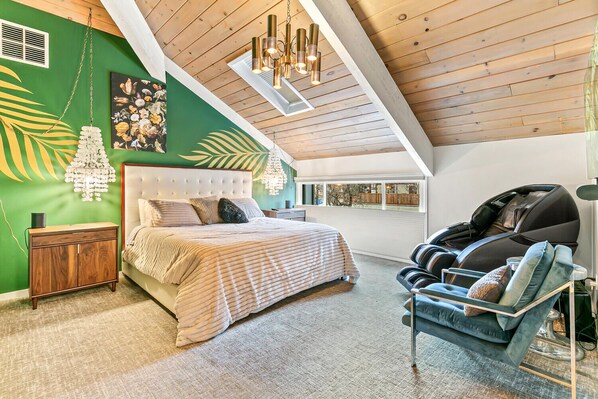 6 bedrooms, desk, travel cot, WiFi