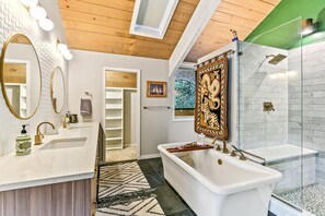 Een douche, een haardroger, een bidet, handdoeken