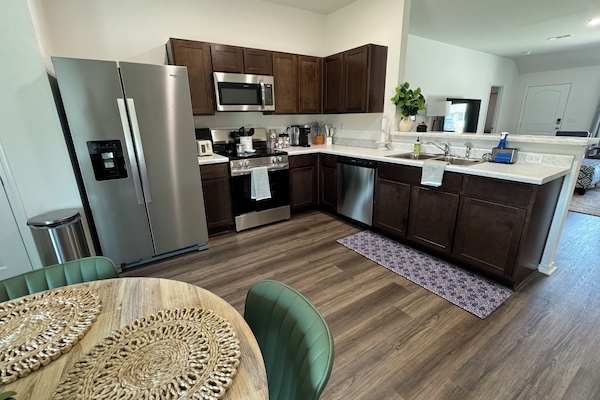 Frigorífic, microones, forn i placa de cuina