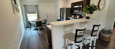 Frigorifero, microonde, forno, piano cottura