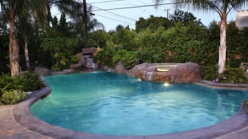Kolam renang outdoor dan sebuah kolam renang air hangat