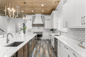 Fridge, microwave, oven, stovetop - *Bella Vista Luxe*Pool & Hot Tub*Golf Cart*Theater*Rooftop Patios*Luxurious* (Miramar Beach)