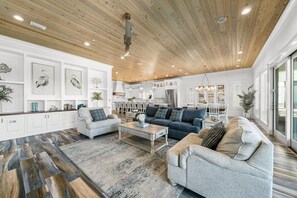 Smart-TV, Kamin, DVD-Player, Stereoanlage