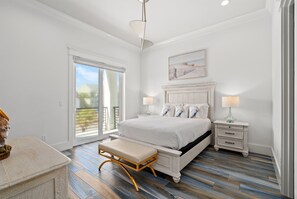 8 Schlafzimmer, Schreibtisch, Bügeleisen/Bügelbrett, Reisekinderbett