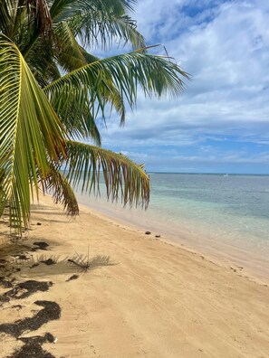 Beach nearby, sun-loungers, beach towels