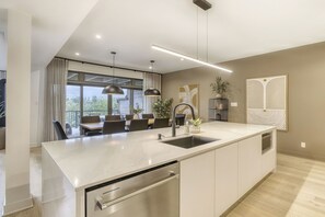 Superior Condo, Mountain View | Private kitchen | Full-size fridge, microwave, oven, stovetop - 201 Verbier Building 5 (Mont-Tremblant)