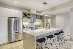 Superior Condo, Mountain View | Private kitchen | Full-size fridge, microwave, oven, stovetop - 201 Verbier Building 5 (Mont-Tremblant)