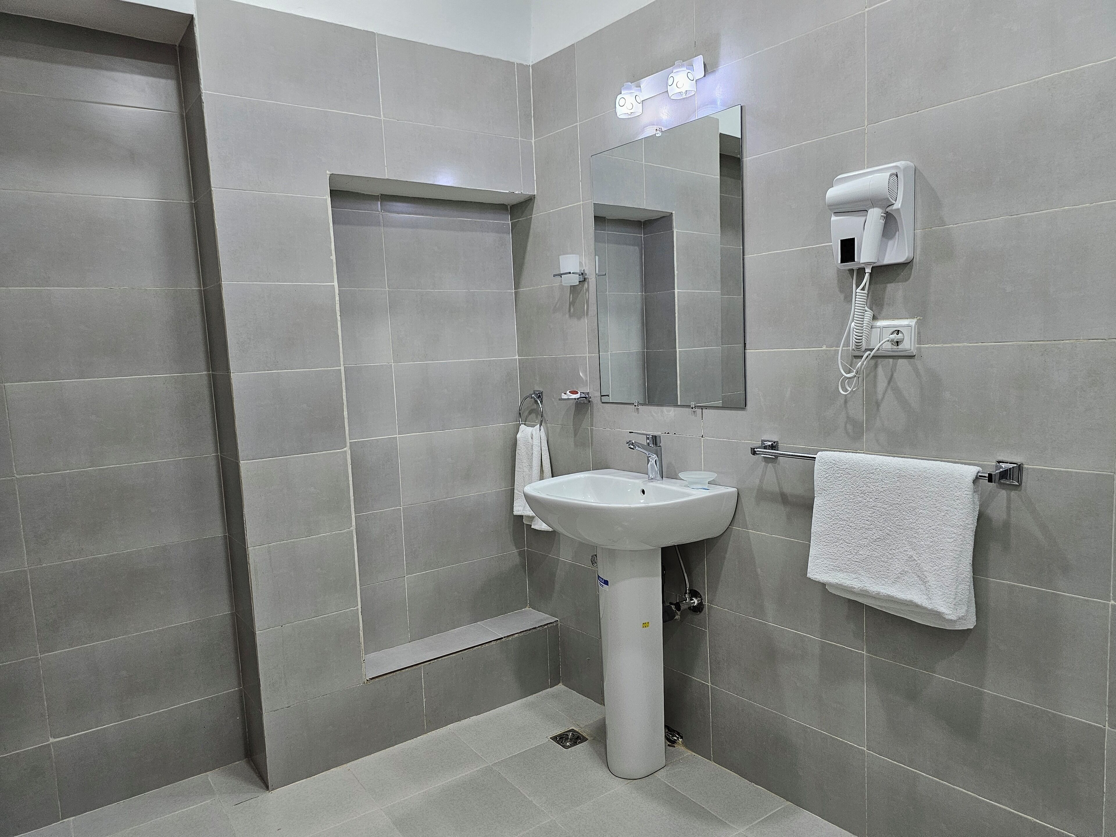 Chambre quadruple familiale | Salle de bain | Douche, séchoir à cheveux, serviettes fournies, savon