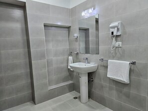 Family Quadruple Room | Bathroom | Shower, hair dryer, towels, soap - Riad Fes Miracle (Fes)