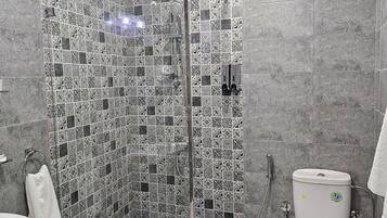 Kamar Triple Keluarga | Kamar mandi | Shower, pengering rambut, handuk, dan sabun