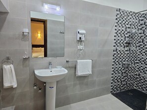 Family Quadruple Room | Bathroom | Shower, hair dryer, towels, soap - Riad Fes Miracle (Fes)