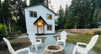 BRAND NEW! 2 Bedroom Cabin Minutes from Mt Rainier National Park!