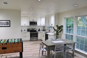 Kylskåp, mikrovågsugn, ugn och spishäll