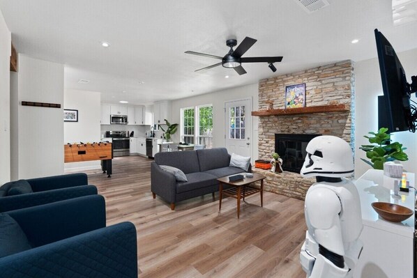 Tv, eldstad och bordsfotboll