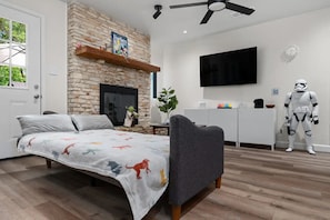 3 bedrooms, iron/ironing board, WiFi, bed sheets - Near the Domain w/ Beautiful Backyard (Austin)