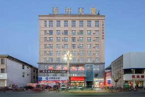 Un hotel a più piani con un cartello ben visibile in alto.