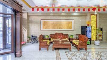 Una hall con reception, area salotto e un'ampia parete con calligrafia.