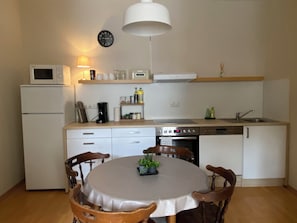Refrigerador, microondas, horno, placa de cocina
