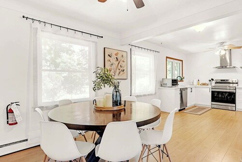 Walk to the Ontario Lake/ Newly Renovated Bungalow with 4 bedrooms