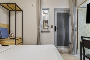 Colchones con efecto memoria, minibar y tabla de planchar con plancha