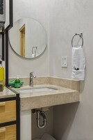 Ducha, secador de pelo, toallas, jabón