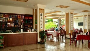 Un hall d’hôtel comprenant un comptoir d’accueil, un espace salon et une vue sur l’extérieur.