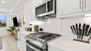 Refrigerador, microondas, horno y parrilla de estufa