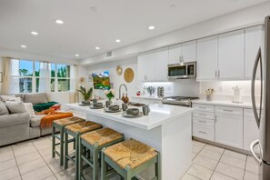 Frigorífico, microondas, horno y placa de cocina