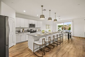 Geladeira, micro-ondas, fogão, cooktop