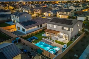 Exterior - 15 Bed, Glow Gameroom, Putting green, Pool & BBQ (Coachella)