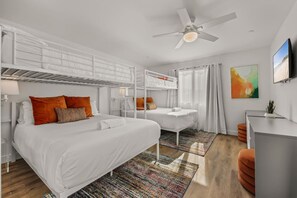 7 soverom, skrivebord, strykejern/-brett og reiseseng for barn