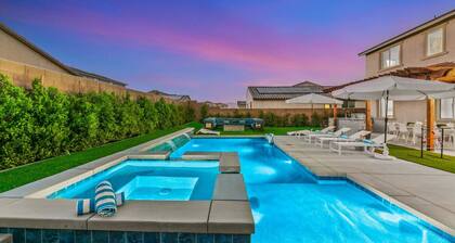 15 Bed, Glow Gameroom, Putting green, Pool & BBQ