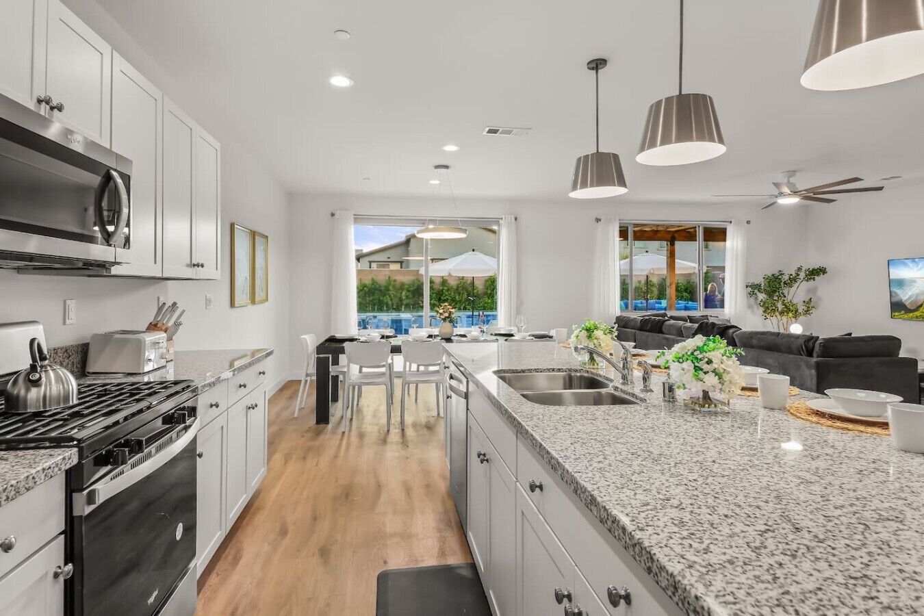 冷蔵庫、電子レンジ、オーブン、コンロ