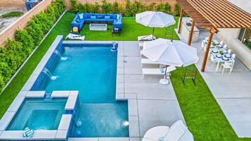 Een verwarmd zwembad