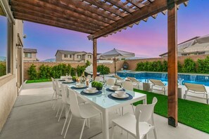 Outdoor dining - 15 Bed, Glow Gameroom, Putting green, Pool & BBQ (Coachella)
