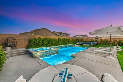 15 Bed, Glow Gameroom, Putting green, Pool & BBQ