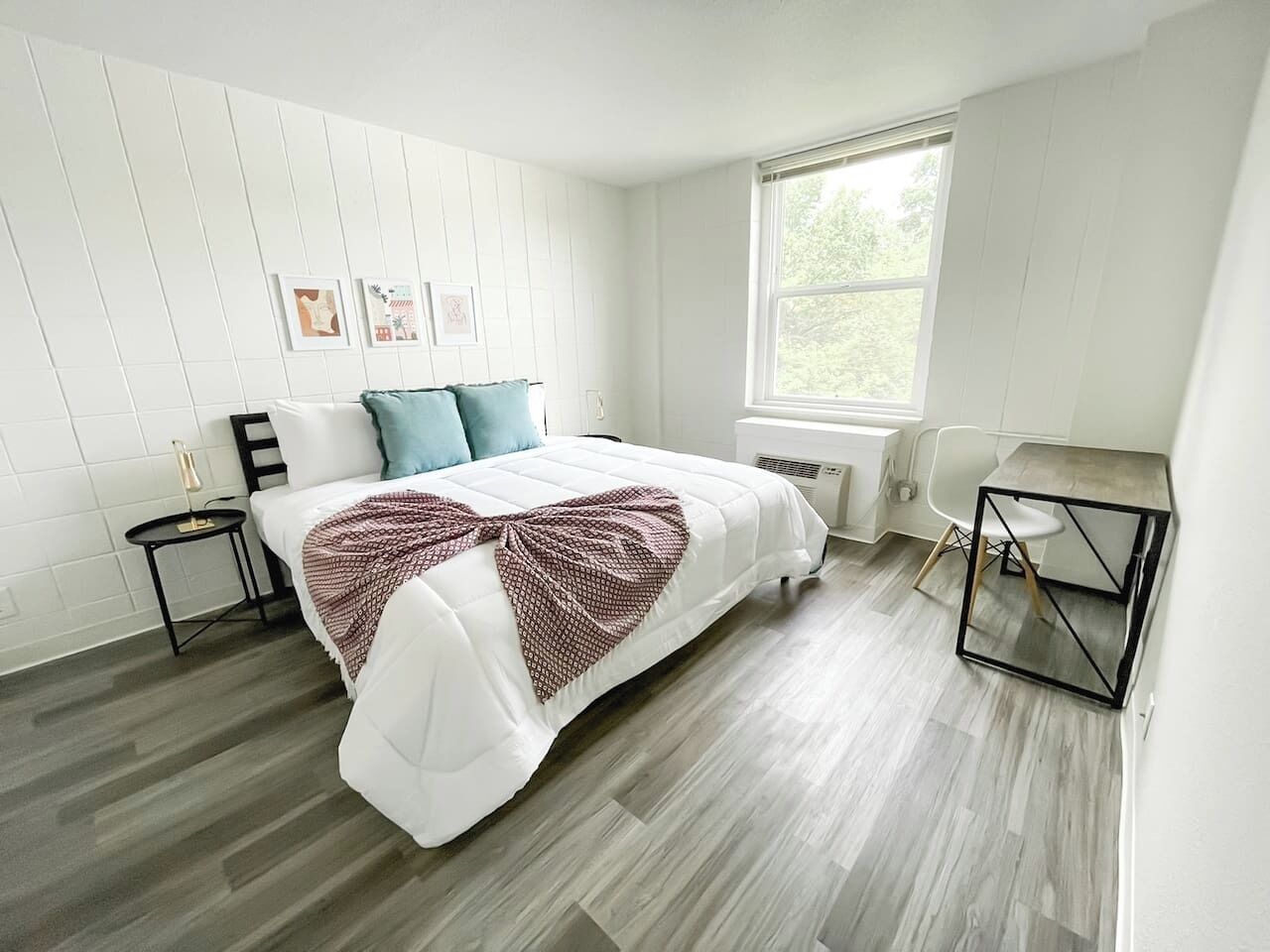 Bureau, fer et planche à repasser, Wi-Fi gratuit, draps fournis