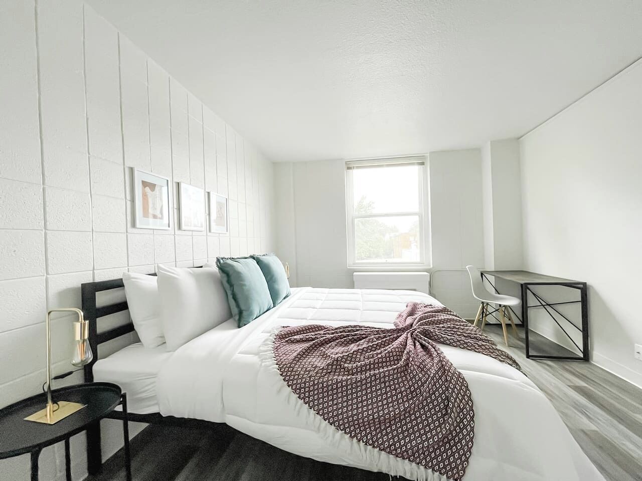 Bureau, fer et planche à repasser, Wi-Fi gratuit, draps fournis