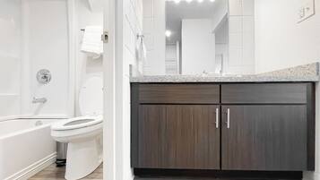 Sèche-cheveux, serviettes fournies, savon, papier toilette