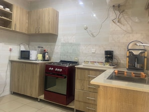 Microwave, oven, stovetop - 4mins to Aso-Rock Villa, King Bed, Chef, Free Cleaning, 24/7 Electricity  (Abuja)