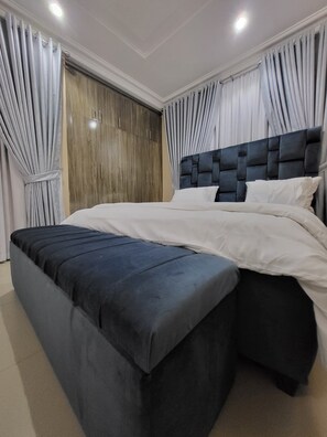 3 bedrooms, iron/ironing board, WiFi, bed sheets - 4mins to Aso-Rock Villa, King Bed, Chef, Free Cleaning, 24/7 Electricity  (Abuja)