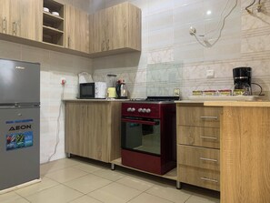 Microondas, horno y placa de cocina