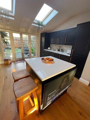 Private kitchen - A sun-kissed, cozy family home. (London)