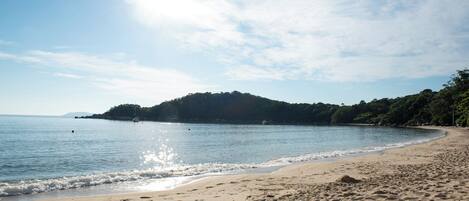 Privat strand och vit sandstrand