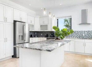 Lave-vaisselle, batterie de cuisine, vaisselle et ustensiles